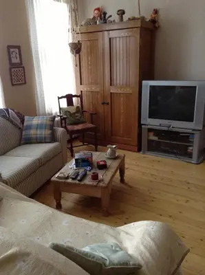 a living room with a tv and a coffee table at Le Gîte des Soeurs in Saint-Luc-de-Vincennes