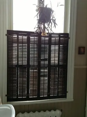 a window with blinds in a bathroom with a sink at Le Gîte des Soeurs in Saint-Luc-de-Vincennes