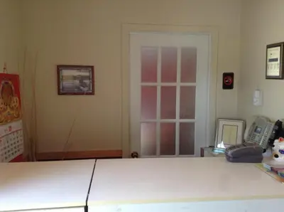 a room with a phone and a door with a phone at Motel St-Thomas in Joliette