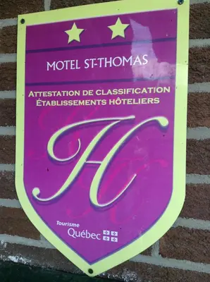 a sign on the side of a brick wall at Motel St-Thomas in Joliette
