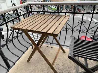 a wooden table and a bench on a balcony at Chambres EL MEDITERRANEO Rooms in Montréal