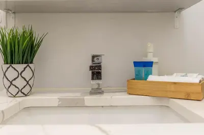 a white counter with a plant in a vase at Lofts du Parc LaHaie in Montréal