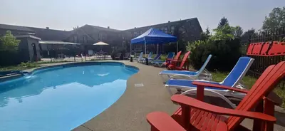 a group of chairs and a swimming pool at Condo Hôtel Magog Orford in Orford