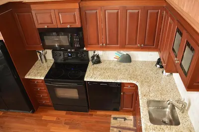 a kitchen with a stove and a microwave at Condos Memphrémagog in Magog-Orford