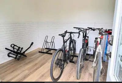 two bikes parked against a wall in a room at Le Champlain Condo-Hôtel in Bromont