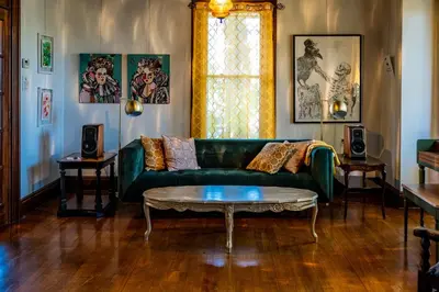 a living room with a green couch and a coffee table at Au Loup, maison élégante in Waterloo