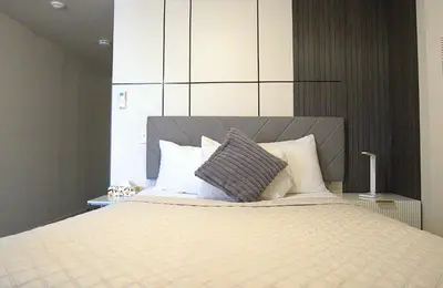 a bedroom with a large bed with white pillows at Hotel Auberge Manoir Ville Marie in Montréal