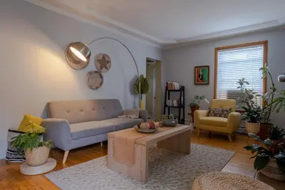a living room with a couch and a table at Au coq du bonheur in Magog-Orford