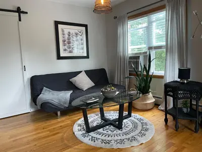 a living room with a couch and a table at Au coq du bonheur in Magog-Orford