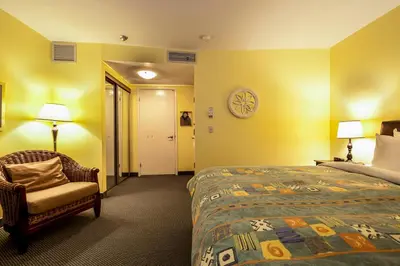 a hotel room with a bed and a chair at Auberge de La Fontaine in Montréal
