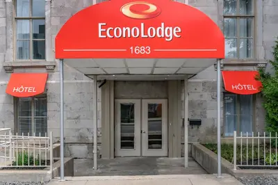 a hotel entrance with a sign that reads economodge at Econo Lodge in Montréal