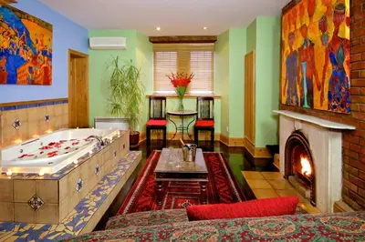 a living room with a tub and a fireplace at Auberge Les Bons Matins in Montréal