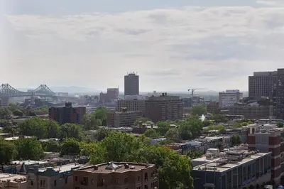 a city skyline with a bridge in the background at Hôtel de l'ITHQ in Montréal