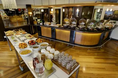 a buffet line with food and drinks in a restaurant at Hôtel Le Cantlie Suites in Montréal