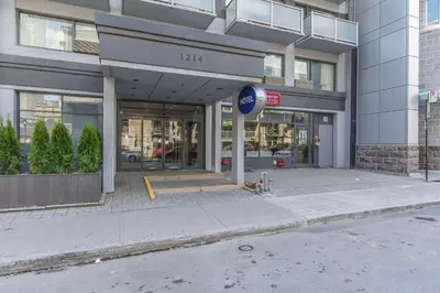 a building with a sign in front of it at Comfort Suites Downtown in Montréal