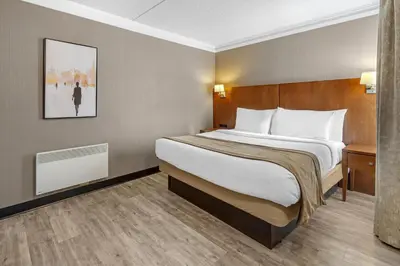 a hotel room with a large bed in it at Best Western Hotel Universel Drummondville in Drummondville