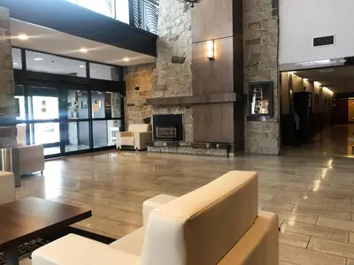 a lobby with a couch and a fireplace at Best Western Hotel Universel Drummondville in Drummondville