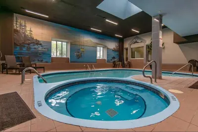a jacuzzi tub in a hotel room at Magog Waterfront Studio 106 in Magog-Orford