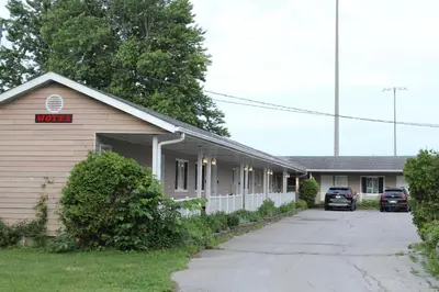 a building with a sign that reads motel at Le Marigot in Vaudreuil-Dorion