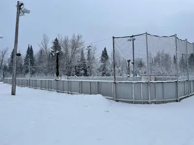 a batting cage with snow on the ground at Bel appartement A la croisée des sommets in Notre-Dame-Des-Bois