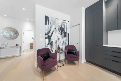 a living room with two purple chairs and a table at Suites De la Montagne in Montréal