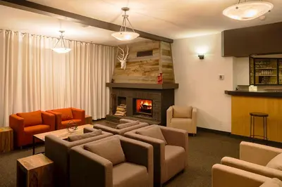 a living room with couches and a fireplace at L'Auberge Du Lac St-Pierre in Trois-Rivières