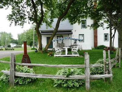 a wooden fence in front of a house at La Maison des Leclerc in Trois-Rivières