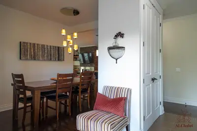 a dining room with a table and chairs at Le Champlain 101- Condo avec Piscine in Bromont