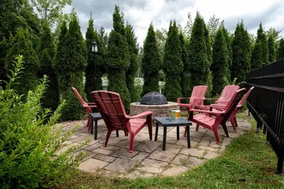 a group of chairs and a table and a fire pit at Le Champlain 101- Condo avec Piscine in Bromont