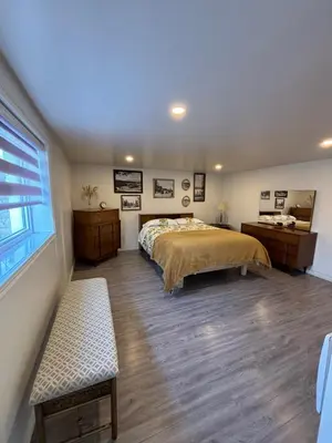 a bedroom with a large bed and a window at Le Vétérans , Au Cœur du Centre-Ville , Tout à Pied ! in Lac-Mégantic