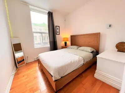a bedroom with a large bed and a window at ReUnion in Montréal