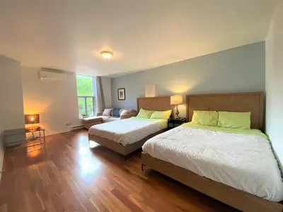 a bedroom with two beds and a couch at ReUnion in Montréal