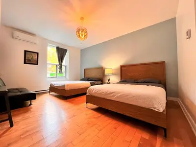 a bedroom with two beds and a window at ReUnion in Montréal