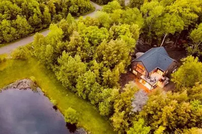 Gallery image of Chalet Forestria - SPA- Billard- Ski in Mansonville