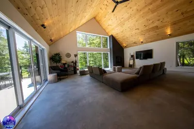 Gallery image of Chalet Forestria - SPA- Billard- Ski in Mansonville