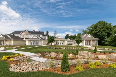 a large house with a garden in front of it at Hôtel le Rosay in Venise-en-Québec