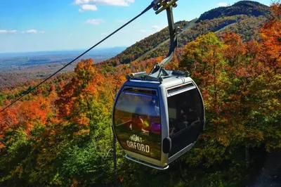 a gondola ride in the mountains in the fall at *Nouveauté* Foyer au bois, Plage, Montagne et + in Magog-Orford