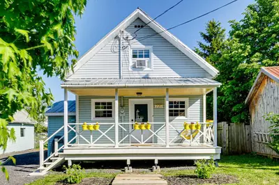 a tiny house with a gambrel roof at Le Havre du Canal in Leclercville