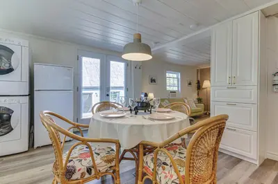 a kitchen and dining room with a table and chairs at Le Havre du Canal in Leclercville