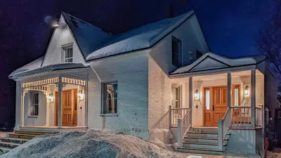 a small house in the snow at night at Maison 3 chambres à coucher vue sur la montagne in Bromont
