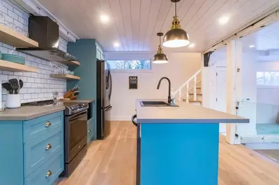 a kitchen with blue cabinets and a blue island at Maison 3 chambres à coucher vue sur la montagne in Bromont