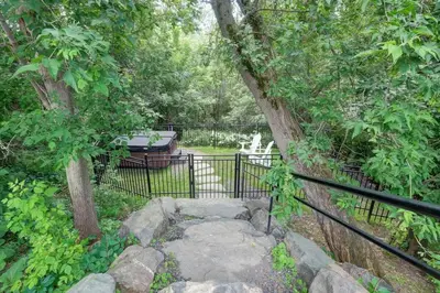 a garden with a fence and a tree at condo 3 chambres vue sur la montagne 837-202 in Bromont