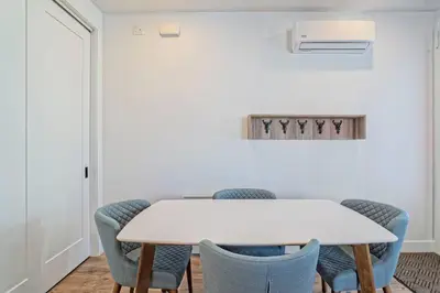 a white table and chairs in a room at 201 Condo au rez de chaussée , au coeur de Bromont in Bromont