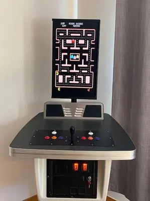 a video game console with a screen on top of it at Magnifique centenaire rénovée, air climatisé, arcade, 3 chambres fermées in Austin