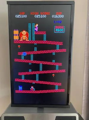 a display of a video game on a tv at Magnifique centenaire rénovée, air climatisé, arcade, 3 chambres fermées in Austin