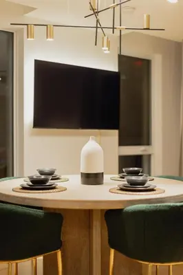 a dining room table with two chairs and a lamp at Rozenhaus Hotel Montreal in Montréal