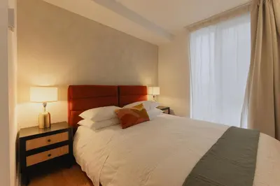 a bedroom with a large bed and a window at Rozenhaus Hotel Montreal in Montréal