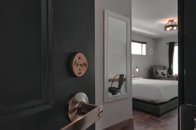 a room with a bed and a clock on the wall at Étoile du Lac Lyster - Spa & Vue sur le Lac in Coaticook